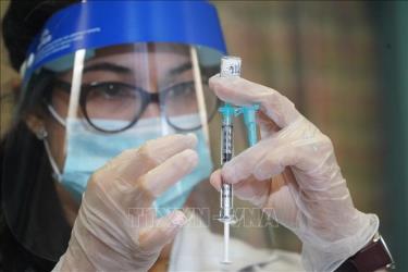 Nhân viên y tế chuẩn bị vaccine COVID-19 của Hãng dược phẩm Pfizer tại Trung tâm y tế ở New York, Mỹ. Ảnh: AFP/TTXVN
