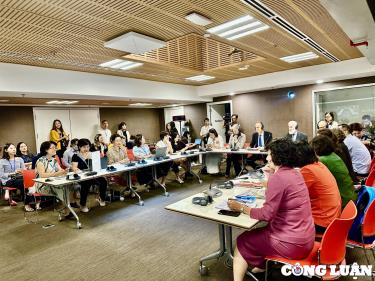 
Quang cảnh buổi toạ đàm.