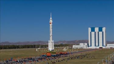 Tàu vũ trụ Thần Châu-17 và tên lửa đẩy Trường Chinh-2F được đặt lên bệ phóng ở Trung tâm phóng vệ tinh Tửu Tuyền, Tây Bắc Trung Quốc, ngày 19/10/2023. Ảnh minh họa: THX/TTXVN