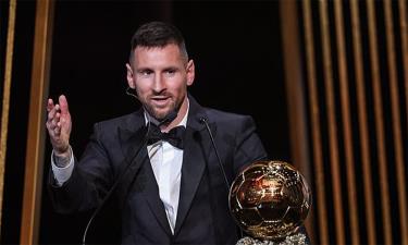 Messi phát biểu sau khi đoạt Quả Bóng Vàng thứ tám.