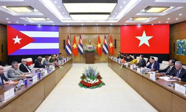 Chủ tịch Quốc hội Trần Thanh Mẫn hội đàm với Chủ tịch Quốc hội Cuba Esteban Lazo Hernández.