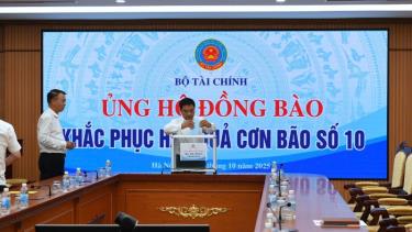 Bộ trưởng Tài chính Nguyễn Văn Thắng ủng hộ đồng bào bị thiệt hại.