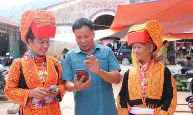 Người dân xã Tuấn Đạo làm quen với các dịch vụ trực tuyến trên điện thoại thông minh.