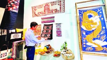 Các sản phẩm thổ cẩm được tạo ra từ kỹ thuật dệt “Tằm Hục Màn” của người Thái ở bản Hoa Tiến (Nghệ An) tưởng chừng mai một đang được lan tỏa rộng rãi nhờ sự hỗ trợ từ Hội đồng Anh.