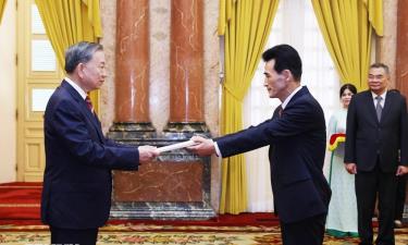 Tổng Bí thư, Chủ tịch nước Tô Lâm tiếp Đại sứ Triều Tiên tại Việt Nam Ri Sung Guk đến trình Quốc thư (Hà Nội, 12/8/2024). (Ảnh: TTXVN)