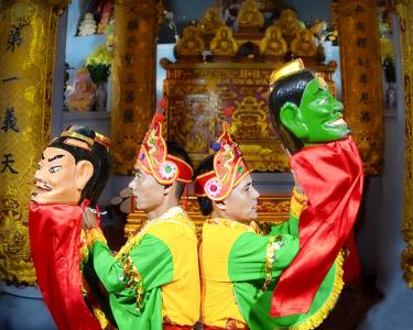 Múa rối chầu thánh tại Lễ hội chùa Cổ Lễ. Ảnh: VIẾT DƯ