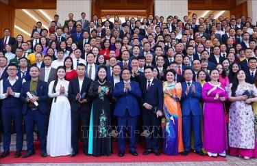 Thủ tướng Phạm Minh Chính với đại diện các doanh nghiệp.