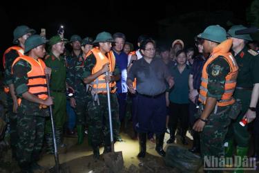 Thủ tướng Phạm Minh Chính đến kiểm tra công tác ứng phó mưa lũ tại các xã Trung Giã, Đa Phúc. (Ảnh: Trần Hải)