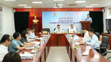 Tổng Biên tập Báo Văn hóa Nguyễn Anh Vũ trình bày khái quát về công tác chấm Giải Báo chí toàn quốc “Vì sự nghiệp phát triển Văn hóa Việt Nam” năm 2025. (Ảnh: TRẦN HUẤN)