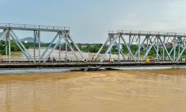 Nước trên sông Thương vẫn đang ở mức rất cao. Ảnh: Mai Toan