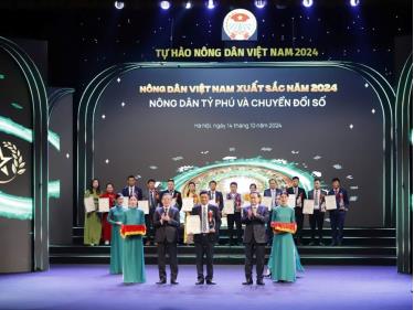 Chủ tịch Quốc hội Trần Thanh Mẫn và Chủ tịch Trung ương Hội Nông dân Việt Nam Lương Quốc Đoàn trao danh hiệu Nông dân Việt Nam xuất sắc năm 2024. Ảnh: DIỆP ANH