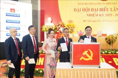Đại biểu bỏ phiếu bầu Ban Chấp hành Đảng bộ Tổng công ty Thép Việt Nam nhiệm kỳ 2025 - 2030. Ảnh: Chu Thanh Vân/TTXVN