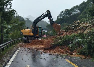 Lực lượng chức năng khắc phục hậu quả sạt lở do thiên tai.