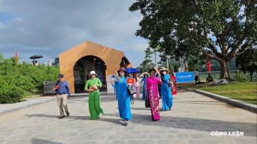 Người dân và du khách háo hức đi xem hội Côn Sơn - Kiếp Bạc.