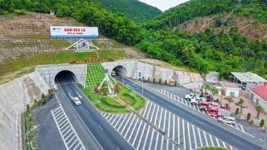 Hầm đường bộ qua Đèo Cả, dự án hạ tầng giao thông quy mô lớn do doanh nghiệp Việt Nam đầu tư, thi công, vận hành, khai thác. Ảnh: BÍCH LIÊN