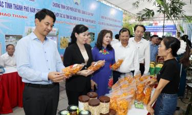 Các đồng chí lãnh đạo tỉnh, Liên minh Hợp tác xã Việt Nam tham quan gian hàng trưng bày sản phẩm tại Chợ phiên.