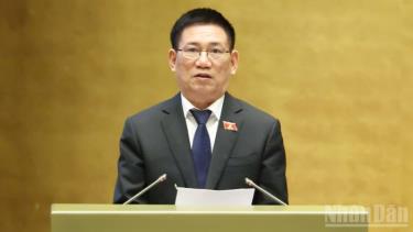 Phó Thủ tướng Hồ Đức Phớc trình bày Báo cáo đánh giá tình hình và kết quả 5 năm thực hiện Nghị quyết số 31/2021/QH15 ngày 12/11/2021 của Quốc hội về Kế hoạch cơ cấu lại nền kinh tế giai đoạn 2021-2025. (Ảnh: DUY LINH)