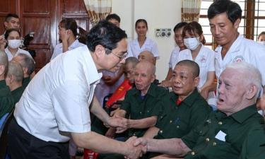 Thủ tướng Phạm Minh Chính thăm, tặng quà thương binh, bệnh binh đang được chăm sóc tại Trung tâm Điều dưỡng thương binh Kim Bảng (Ninh Bình).