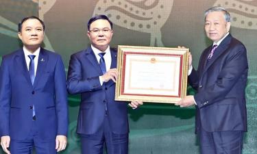 Tổng Bí thư Tô Lâm trao Huân chương Lao động hạng Nhất tặng Tập đoàn công nghiệp - năng lượng Quốc gia Việt Nam.