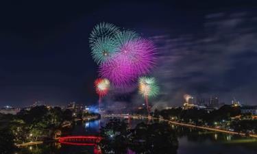 Pháo hoa trên bầu trời Hà Nội.