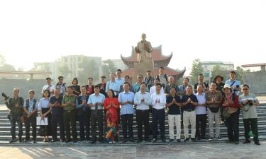 Các đại biểu cùng văn nghệ sĩ lưu niệm tại Khu đền thờ Bác Hồ - Công viên Văn Miếu Bắc Ninh.