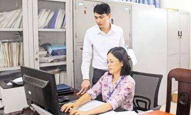 Công chức phường Chi Lăng rà soát thông tin để phục vụ cập nhật, số hóa hồ sơ đảng viên.