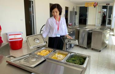 Cô giáo Trần Thị Bích Liên, Hiệu trưởng Trường tiểu học Tràng An (Hoàn Kiếm, Hà Nội) đang kiểm tra công tác bảo đảm vệ sinh, an toàn thực phẩm tại nhà trường.