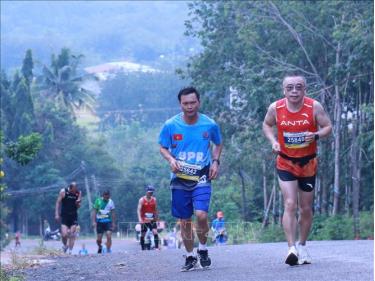 Các vận động viên tranh tài trên đường chạy.