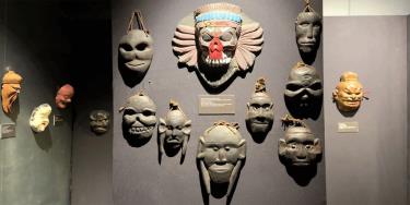 Các mặt nạ truyền thống châu Á được trưng bày tại triển lãm.