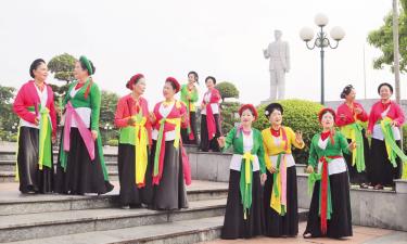 Câu lạc bộ chèo Người cao tuổi tỉnh diễn xướng tại Công viên Nguyễn Văn Cừ (phường Võ Cường).