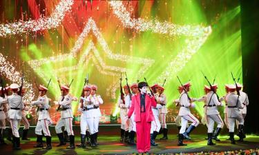 Chương trình nghệ thuật Bản hùng ca Công an Nhân dân Việt Nam diễn ra tại Nhà hát Lớn Hà Nội tối 2/8.