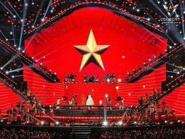 Các nghệ sĩ biểu diễn trên sân khấu.