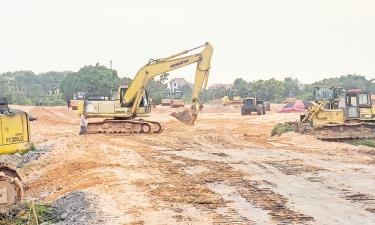 Đơn vị thi công tập trung phương tiện, nhân lực đẩy nhanh tiến độ xây dựng Cảng hàng không quốc tế Gia Bình.