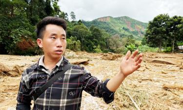 Trưởng bản Mùa A Thi không quản hiểm nguy trước cơn lũ dữ, kêu gọi dân bản và trực tiếp hỗ trợ người già, trẻ em chạy nạn.