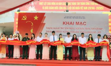 Các đại biểu cắt băng khai mạc trưng bày.