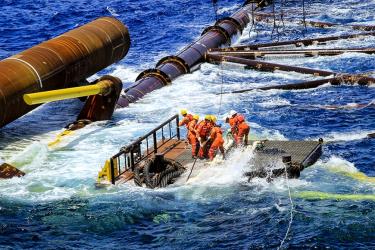 Người lao động Liên doanh Việt - Nga Vietsovpetro thi công lắp đặt chân đế giàn khoan tại khu vực Vũng Tàu (TP Hồ Chí Minh). Ảnh do Petrovietnam cung cấp