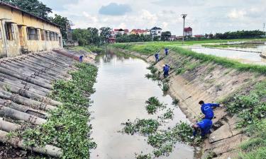 Công nhân Trạm bơm Ngọ Khổng 2 vệ sinh khu vực bể hút.