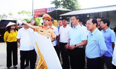 Đồng chí Vương Quốc Tuấn cùng đoàn công tác kiểm tra tình hình tổ chức giao thông tại Khu công nghiệp Vân Trung và Quang Châu.