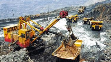 Thủ tướng Chính phủ Phạm Minh Chính vừa ký ban hành Công điện số 130/CĐ-TTG (ngày 8-8-2025) về tập trung rà soát, kịp thời tháo gỡ các vướng mắc do quy định pháp luật trong lĩnh vực khoáng sản, đất đai. Ảnh: nhandan.vn