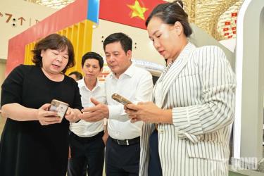 Bà Đặng Thị Ngọc Thu, Tổng biên tập Tạp chí Công Thương báo cáo Bộ trưởng Bộ Công Thương Nguyễn Hồng Diên về tiến độ, chất lượng triển khai gian triển lãm của Bộ. Ảnh: VĂN THƯƠNG