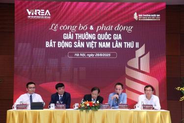 Các đại biểu chia sẻ thông tin tại lễ phát động.