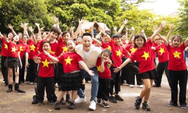 Cảnh trong MV “Yêu nụ cười Việt Nam”.