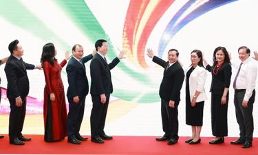 Các đại biểu thực hiện nghi thức khai trương.