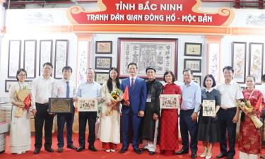 Các đồng chí lãnh đạo tỉnh thăm không gian trưng bày tranh dân gian Đông Hồ và mộc bản.