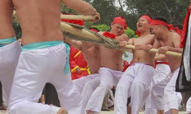 Trai tráng từ Hữu Chấp (Bắc Ninh) trình diễn kéo co truyền thống làng mình.