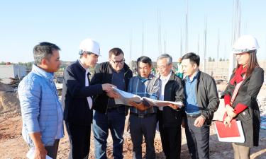 Thành viên đoàn công tác cùng đại diện lãnh đạo Công ty Điện lực Bắc Ninh và đại diện nhà thầu đối chiếu bản vẽ thiết kế với các hạng mục đang thực hiện tại công trường.