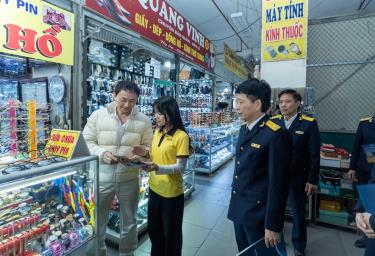 Cán bộ ngành thuế phối hợp cùng nhân viên Công ty Cổ phần MISA hỗ trợ hộ kinh doanh chuyển đổi số trong quản lý bán hàng và hóa đơn. Ảnh: HÀ TRANG