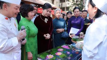 Bà Ngô Phương Ly, Phu nhân Tổng Bí thư Tô Lâm cùng các đại biểu tham quan các gian hàng tại Liên hoan Văn hóa ẩm thực quốc tế 2025.