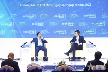 Thủ tướng Chính phủ Phạm Minh Chính và Giám đốc điều hành WEF Stephan Mergenthaler đối thoại.