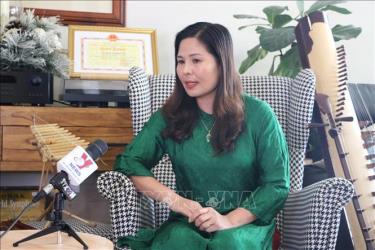 Bà Nguyễn Thị Việt Hà, Giám đốc điều hành Tổ chức Giao lưu Văn hóa Việt Nam - Australia (VACEO), trả lời phỏng vấn phóng viên tại Australia. Ảnh: Lê Đạt/PV TTXVN tại Australia